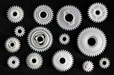 Siyah arka plan üzerine birbirine bağlantılı olarak çeşitli dişliler