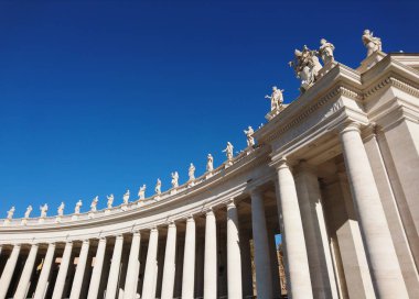 St. Peter's Basilica sütunları ve çeşmeler ile mavi gökyüzü güneşli bir Roma içinde
