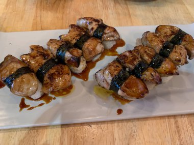 Beyaz çanak Japon gıda kaz ciğeri suşi