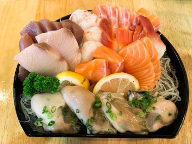 Siyah darbe arka planda Japon taze deniz ürünleri