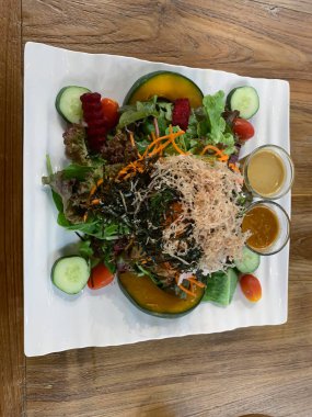 masa arka plan üzerinde karışık salata