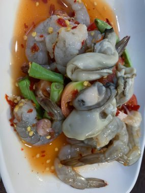 baharatlı sos arka planda deniz ürünleri