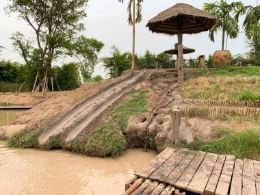 çiftlikte doğal çamur slayt