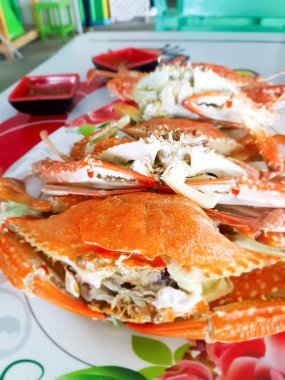 Beyaz çanak üzerinde haşlanmış mavi yengeç