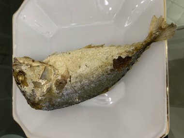 beyaz tabakta kızarmış uskumru kadar yakın 