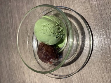 Blow kırmızı fasulye ile Matcha Dondurma