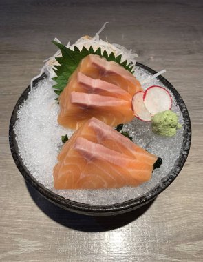 Çiğ somon dilimi veya Japon tarzı taze hizmet içinde somon balığı