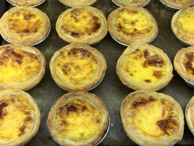 Tatlı, tart yumurtası ve kremalı.