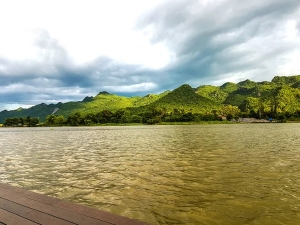 大河青山蓝天背景 — 图库照片