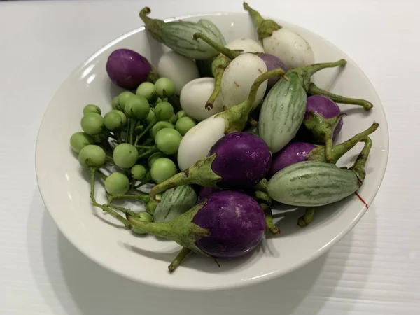 Fermer l'aubergine dans un plat blanc — Photo