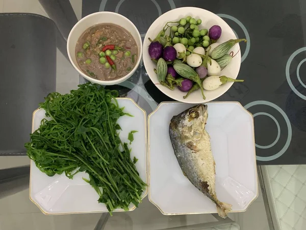 Smażona makrela z sosem pasty z krewetek i zestawem warzyw. Tajski f — Zdjęcie stockowe