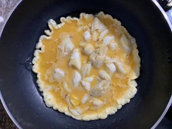 Smaczne tajski styl gotowania omlet z krabów na patelni — Zdjęcie stockowe