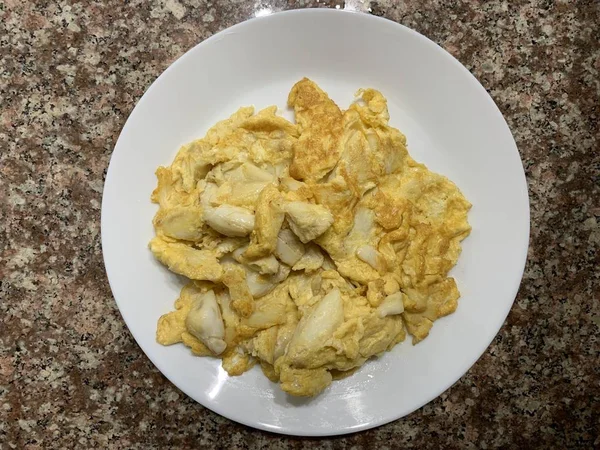 Chutná Thajská omeleta s krabím v bílém jídle — Stock fotografie