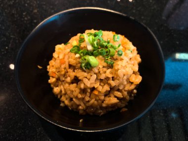 Restoranda siyah bir kase üzerinde Sarımsak pirinç