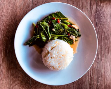 Pirinç ile güneşte kurutulmuş tuzlu balık ile tavada yağdı