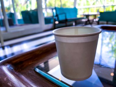 Kafede masada beyaz fincan