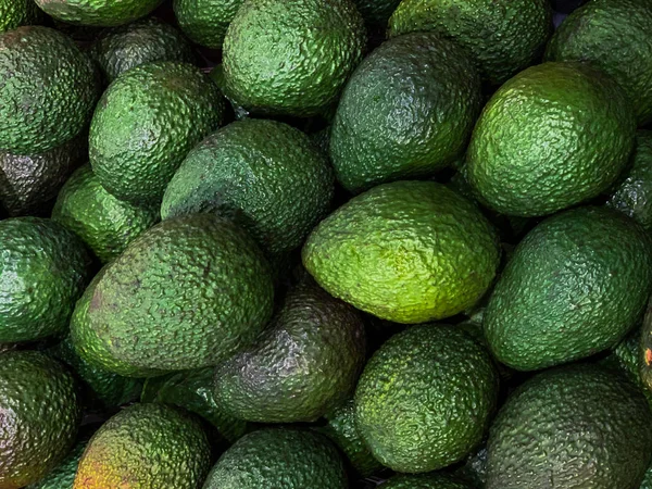 Primer plano aguacate en el mercado para los antecedentes alimentarios — Foto de Stock