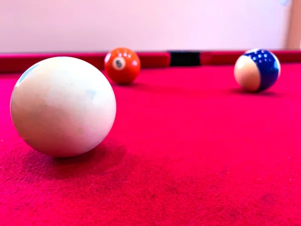 Topları ile bilardo kırmızı masa — Stok fotoğraf