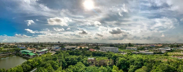 Green park, housing estate, large pond and blue sky — стоковое фото