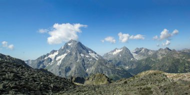 Rusya Gölü kıyısında Arkhyz