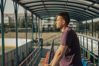 Kürsüde oturan adam