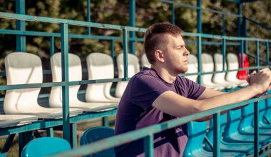 Kürsüde oturan adam