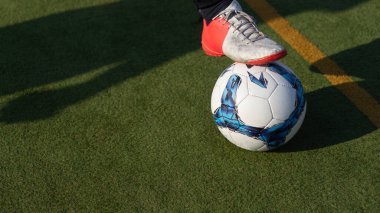 Futbol topuna bir tekme.