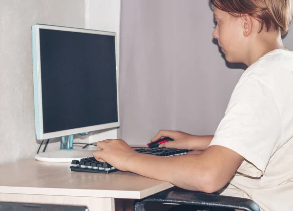 Adolescente Brincando Computador — Fotografia de Stock