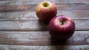 yeşil ahşap masada iki elma