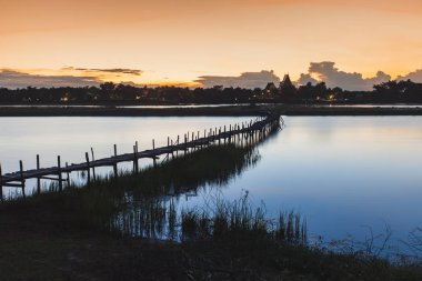 Köprü lagün alacakaranlık sahnede. Maha Sarakham Tayland.