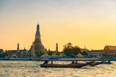 Wat Arun Ratchawararam Ratchawaramahawihan ya da Wat Arun Temple of Dawn alacakaranlık Bangkok, Tayland olduğunu..