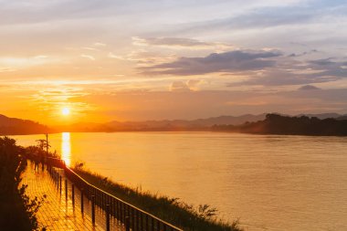 Kaldırım Mekong Nehri yanında günbatımı, Chiang Khan,: Loei, Thailand.