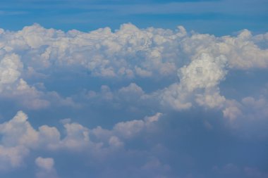 Bulut ve mavi gökyüzü.