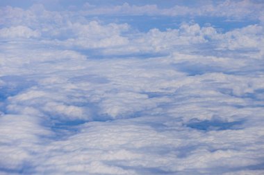 Bulut ve mavi gökyüzü.