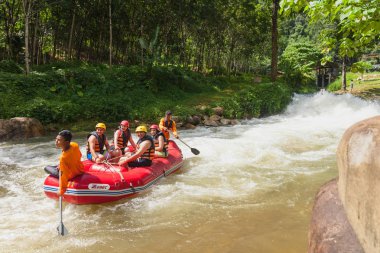 Phang nga, Tayland - Eylül 10,2015: turist kim Nehri (Ton Pariwat) Phang nga Tayland rafting. Bu nehir en popüler biridir Phang nga turistler arasında.