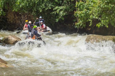 Phang nga, Tayland - Eylül 10,2015: turist kim Nehri (Ton Pariwat) Phang nga Tayland rafting. Bu nehir en popüler biridir Phang nga turistler arasında.