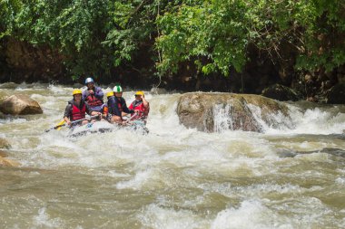 Phang nga, Tayland - Eylül 10,2015: turist kim Nehri (Ton Pariwat) Phang nga Tayland rafting. Bu nehir en popüler biridir Phang nga turistler arasında.