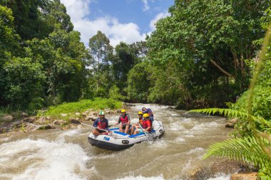 Phang nga, Tayland - Eylül 10,2015: turist kim Nehri (Ton Pariwat) Phang nga Tayland rafting. Bu nehir en popüler biridir Phang nga turistler arasında.
