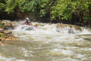 Phang nga, Tayland - Eylül 10,2015: turist kim Nehri (Ton Pariwat) Phang nga Tayland rafting. Bu nehir en popüler biridir Phang nga turistler arasında.