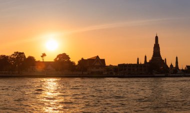 Wat Arun Ratchawararam Ratchawaramahawihan ya da Wat Arun Temple of Dawn alacakaranlık Bangkok, Tayland olduğunu..