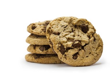 Çikolatalı kurabiye yığını beyaz arka plan ile ahşap.