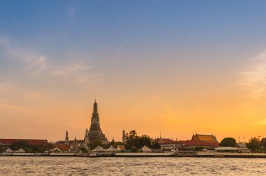 Wat Arun Ratchawararam Ratchawaramahawihan ya da Wat Arun Temple of Dawn alacakaranlık Bangkok, Tayland olduğunu..