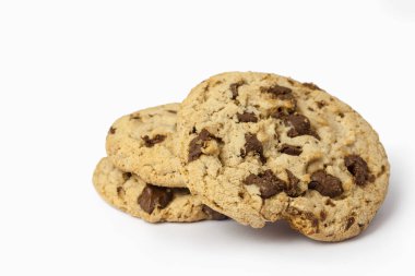 Beyaz arka planda çikolatalı kurabiye..