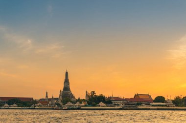 Wat Arun Ratchawararam Ratchawaramahawihan ya da Wat Arun Temple of Dawn alacakaranlık Bangkok, Tayland olduğunu..