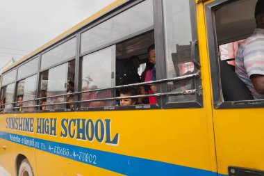 Katmandu, Nepal - 10 Eylül 2015: okul otobüsü öğrenciler üzerinde 10 Eylül 2015 Nepal.