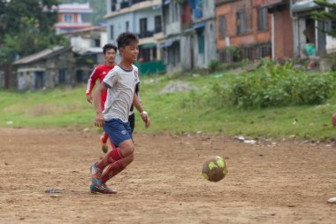 Pokhara, Nepal - 11 Eylül 2015: kimliği belirsiz kişi üzerinde 11 Eylül 2015 yılında Pokhara, Nepal yere fewa Gölü yakınındaki futbol oynayan.