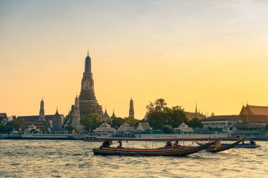 Wat Arun Ratchawararam Ratchawaramahawihan ya da Wat Arun Temple of Dawn alacakaranlık Bangkok, Tayland olduğunu..