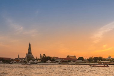 Wat Arun Ratchawararam Ratchawaramahawihan ya da Wat Arun Temple of Dawn alacakaranlık Bangkok, Tayland olduğunu..