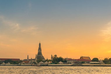 Wat Arun Ratchawararam Ratchawaramahawihan ya da Wat Arun Temple of Dawn alacakaranlık Bangkok, Tayland olduğunu..