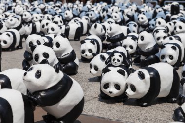 Bangkok, Tayland - Mart 8, 2016:1600 pandalar + Th, kağıt mache pandalar 8 Mart 2016 üzerinde Flash mob. Bu kampanya Wwf hala kalan 1.600 pandalar temsil etmek ve Tayland nesli tükenmekte olan hayvanlar için koruma bilincini artırmak için.